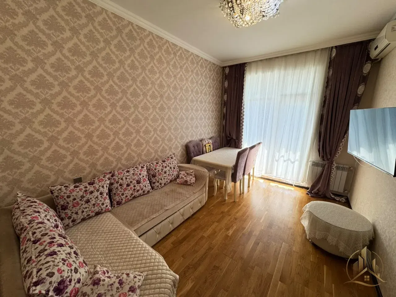 Qaraçuxur qəsəbəsində satılan 2 otaqlı yeni tikili mənzilin qonaq otağı