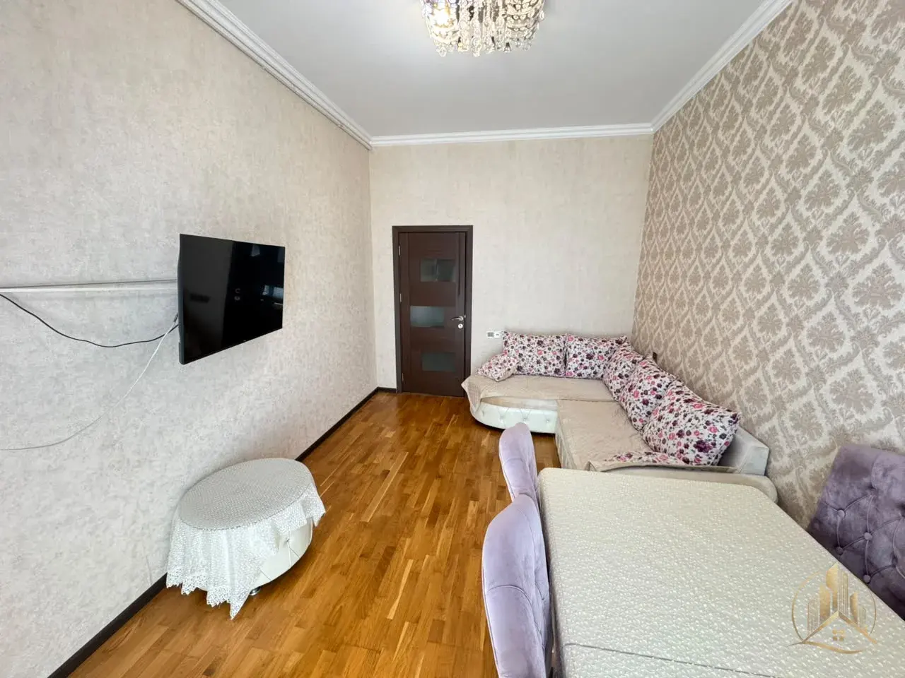 Qaraçuxur qəsəbəsində satılan 2 otaqlı yeni tikili mənzilin qonaq otağı