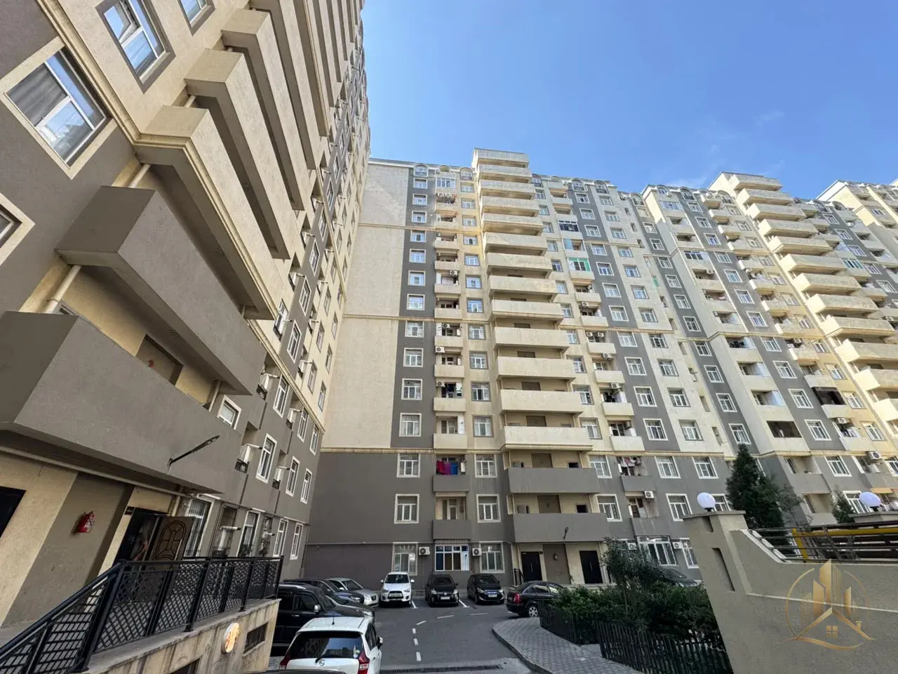 Qaraçuxur qəsəbəsində satılan 2 otaqlı yeni tikili mənzilin fasadı