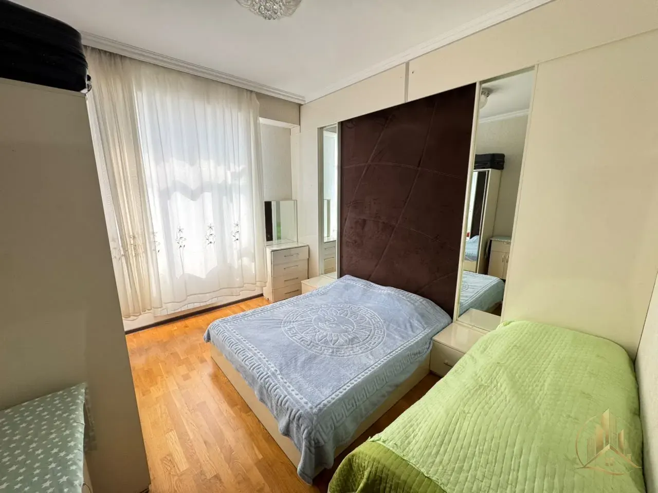 Qaraçuxur qəsəbəsində satılan 2 otaqlı yeni tikili mənzilin yataq otağı